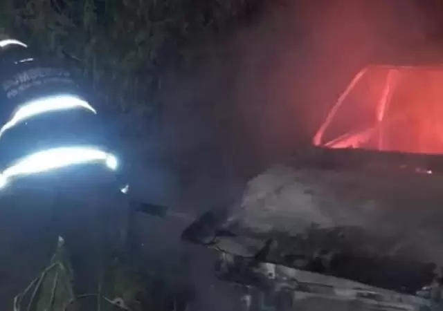 Un auto se incendi� por completo y su due�o sufri� graves quemaduras