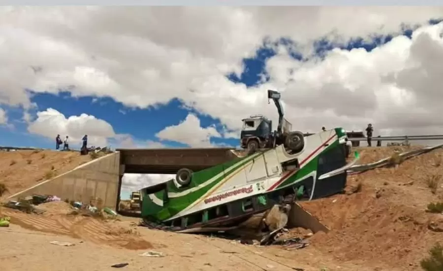 Al menos 19 muertos tras desbarrancar un colectivo en Bolivia