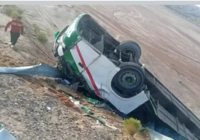 Al menos 19 muertos tras desbarrancar un colectivo en Bolivia