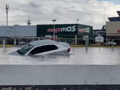 Un autom�vil qued� hundido en el agua que se estanc� r�pidamente frente a un supermercado en la intersecci�n de las calles Maza y Mitre.
