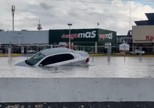 Un autom�vil qued� hundido en el agua que se estanc� r�pidamente frente a un supermercado en la intersecci�n de las calles Maza y Mitre.