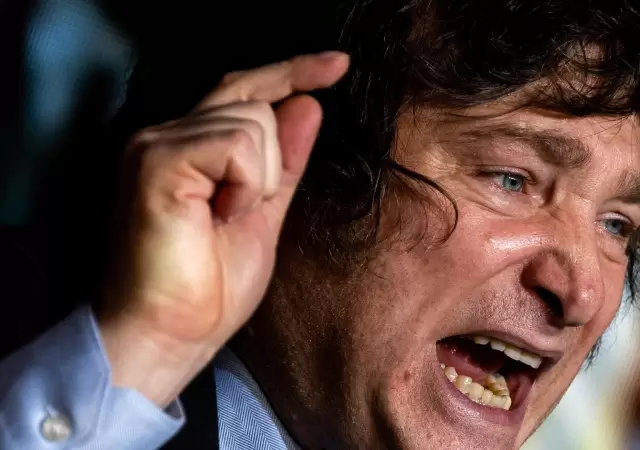 "Las dictaduras no son necesariamente de izquierda: pueden ser tambi�n de derecha, como el nazismo y el fascismo" (S. Chini)