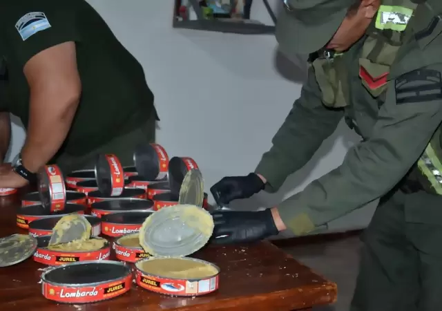 Operativos impactantes: pasta base en latas de at�n y aeronave con coca�na