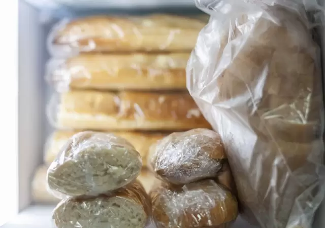Congelar el pan: el truco que transforma tu salud intestinal