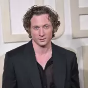 Jeremy Allen White se sumerge en el amor bisexual con Enigma Variations en Netflix