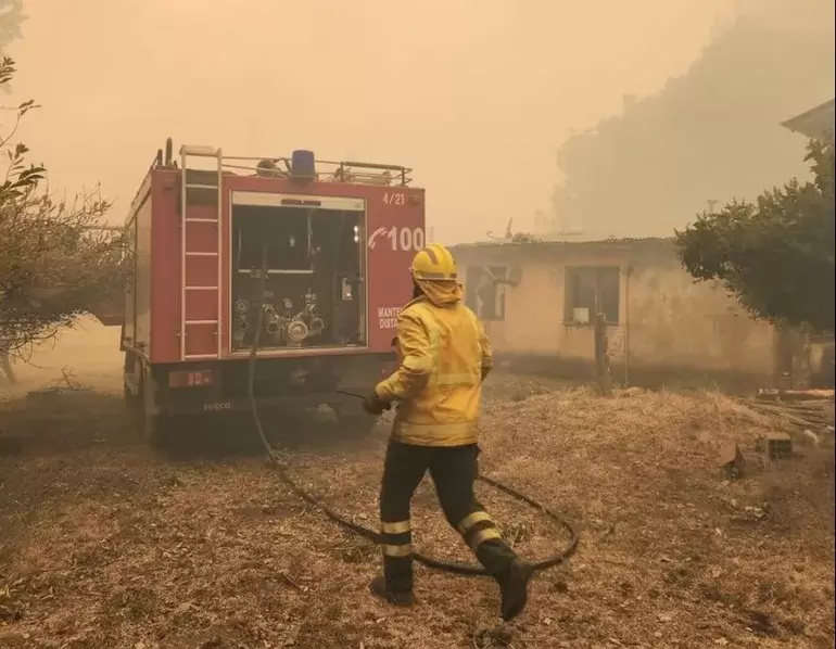 Bomberos trabajan para extinguir el incendio en Epuy�n.