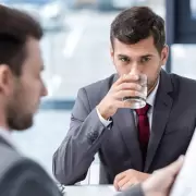 El vaso de agua que puede decidir tu futuro laboral