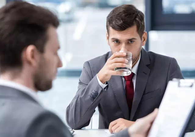 El vaso de agua que puede decidir tu futuro laboral