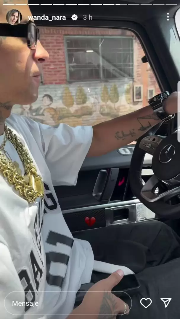 Wanda public� en redes la imprudencia al volante de su pareja.