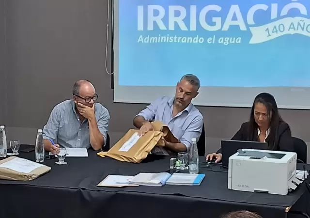 Acto de apertura de los sobres con las propuestas. (Foto: DGI)
