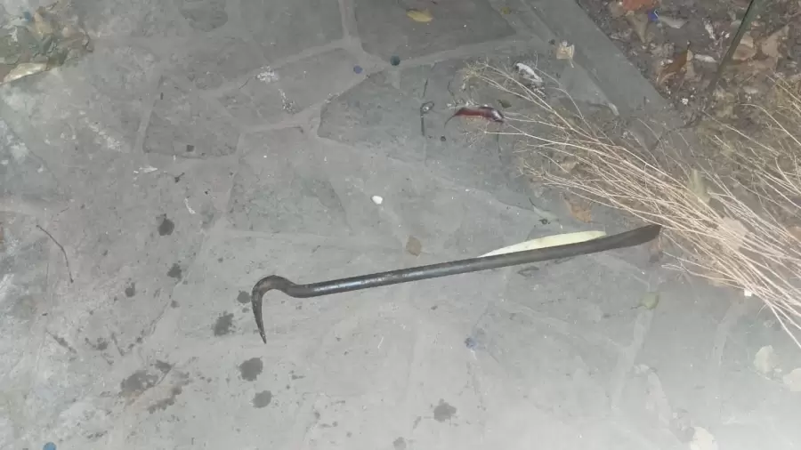 El intruso quiso atacar a la v�ctima del robo con esta barreta. (Fuente: web)