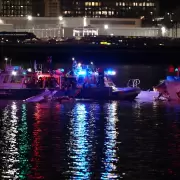 Tragedia en el aire: un avi�n y un helic�ptero militar chocaron y cayeron al r�o Potomac