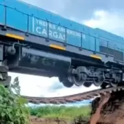 Tren qued� colgando tras romperse un puente en la localidad salte�a de Horcones