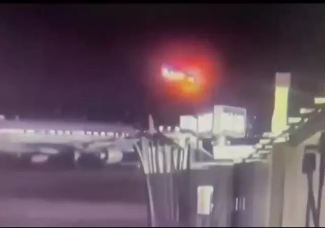 As� se vio la colisi�n entre el avi�n comercial y el helic�ptero militar.