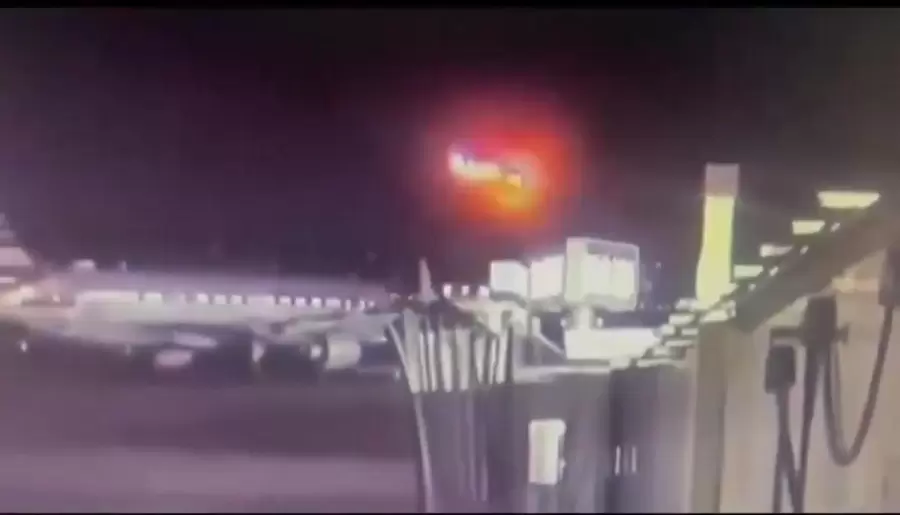 As� se vio la colisi�n entre el avi�n comercial y el helic�ptero militar.