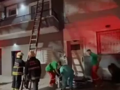 Bomberos de la Ciudad trabajando en la extinci�n de las llamas.