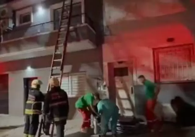 Bomberos de la Ciudad trabajando en la extinci�n de las llamas.