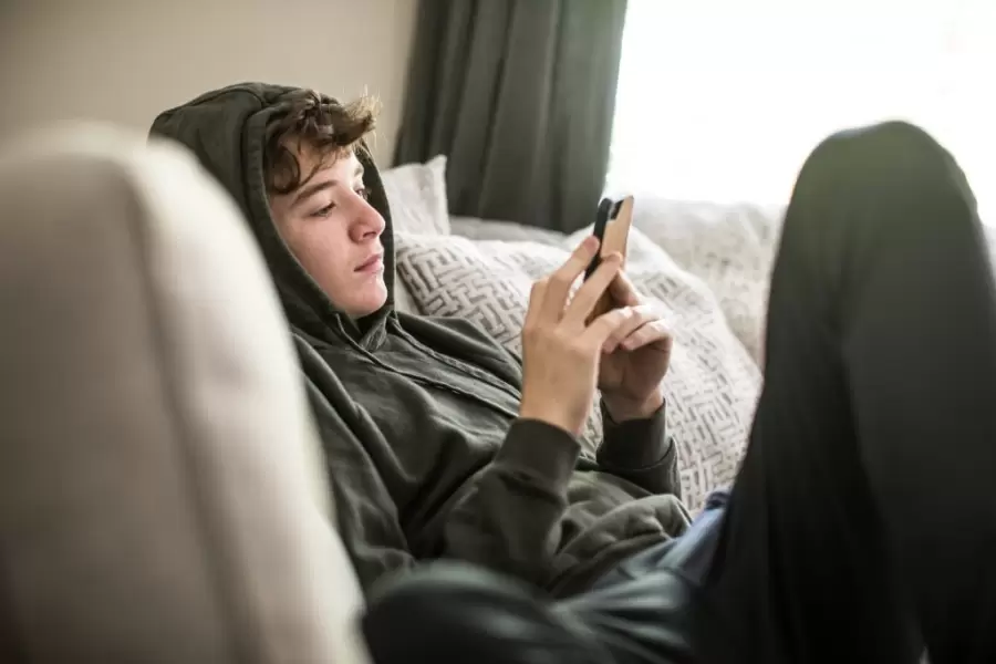 La soledad crónica no deseada durante la adolescencia puede impactar en la salud varios años más tarde de lo que se suponía.
