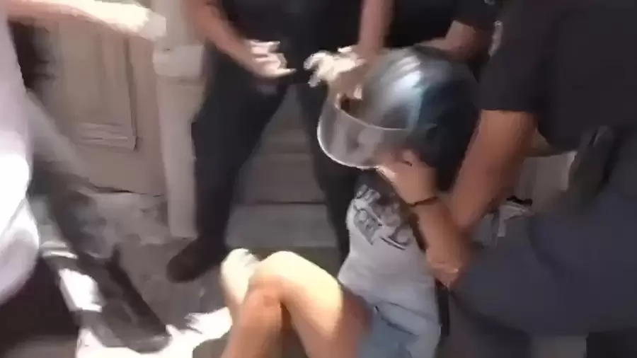 Hubo 15 detenidos en el tenso reclamo. (Imagen: captura de pantalla)