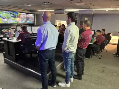 El ministro de Seguridad porte�o, Waldo Wolff, junto al secretario del �rea, Ezequiel Daglio; y es Jefe de Polic�a, Diego Casalo.