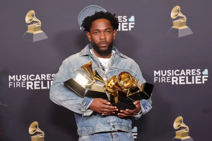 Kendrick Lamar gan� el premio de premio a la grabaci�n del a�o.