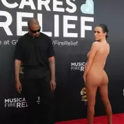 Polémico desnudo de Bianca Censori en la alfombra de los Grammy
