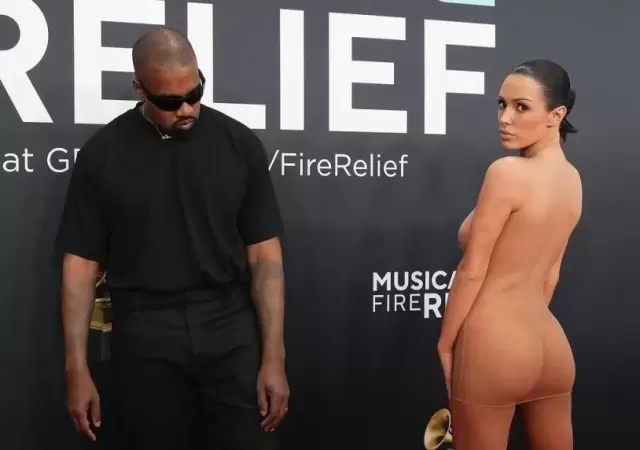 Bianca Censori y Kanye West se robaron las miradas de los Grammy.