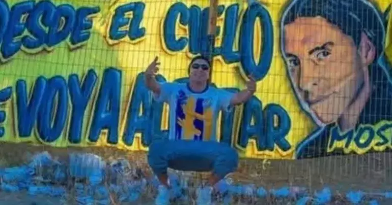 Ramiro Mart�nez ante un mural de su equipo favorito, Oeste Juniors de Comodoro Rivadavia.