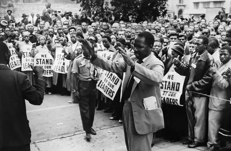 Manifestantes en 1956 frente a los juzgados de Johannesburgo, durante el juicio por traici�n de los activistas antiapartheideid.
