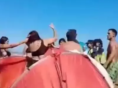 A los golpes en la playa.