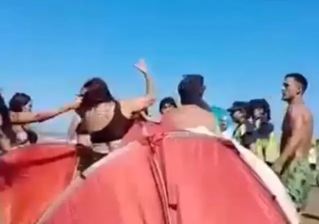 A los golpes en la playa.