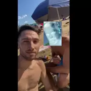 Rodrigo de la Serna se "divierte" con un joven en la playa: la broma viral