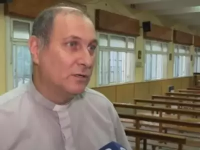 El padre Guillermo detuvo al ladr�n que ingres� a su vivienda.