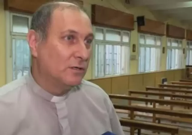 El padre Guillermo detuvo al ladr�n que ingres� a su vivienda.