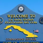 Partió el primer vuelo de deportados con rumbo a la tenebrosa base de Guantánamo