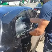 ¡Indignación y rescate! Bomberos salvaron a un perro encerrado en un auto