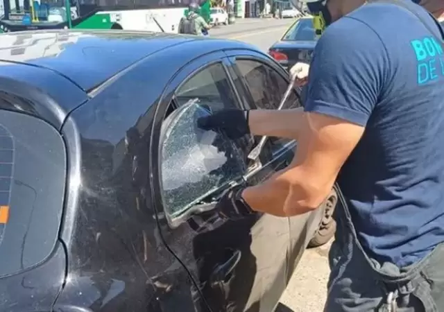 �Indignaci�n y rescate! Bomberos salvaron a un perro encerrado en un auto