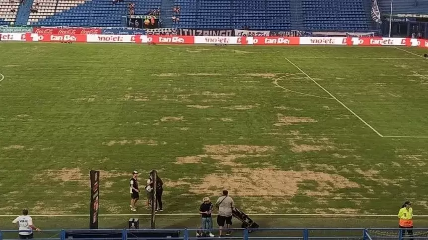 Pese al deplorable estado del campo de juego, V�lez actuar� en el Amalfitani.