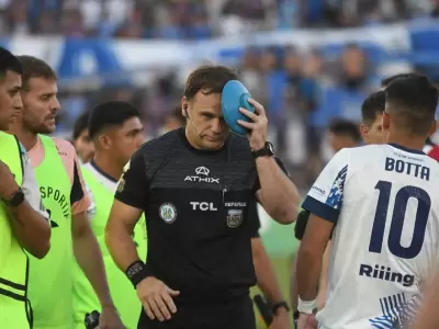 Diego Mart�n agredido en el partido de Godoy Cruz vs. Talleres