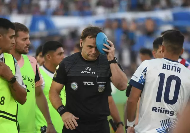 Diego Mart�n agredido en el partido de Godoy Cruz vs. Talleres