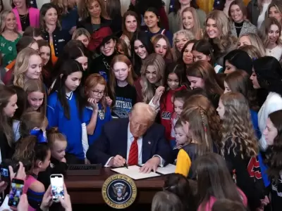Donald Trump rodeado de deportistas