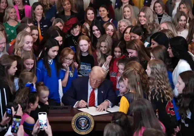 Donald Trump rodeado de deportistas