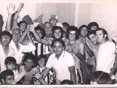 Una celebraci�n en el Nacional 75. Letan� es el hombre de rulos, que est� a la derecha del recordado Cura Vergara