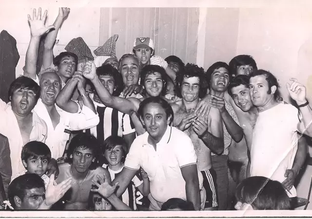 Una celebraci�n en el Nacional 75. Letan� es el hombre de rulos, que est� a la derecha del recordado Cura Vergara