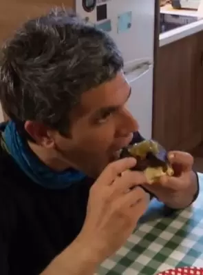 Uno de los comensales de la morcilla vegana.