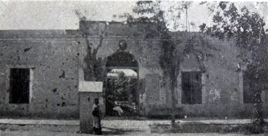 Frente del Cuartel de Cazadores, despu�s del ataque de las tropas lencinistas. (Foto: archivo)