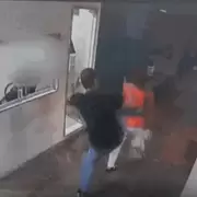 Video: pidió un viaje, ensució el auto con galletas, y el conductor la molió a golpes