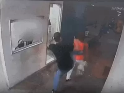 Momento en que el conductor le asesta una patada en la espalda a la pasajera.