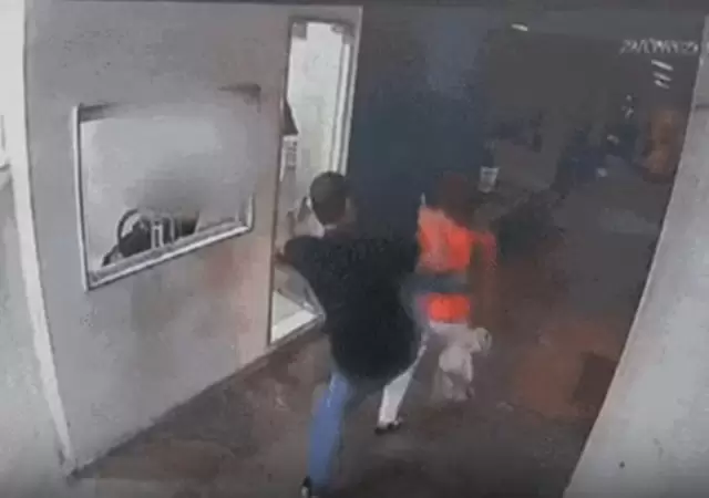 Momento en que el conductor le asesta una patada en la espalda a la pasajera.