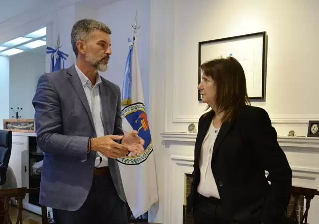 Patricia Bullrich ministra de Seguridad de la Naci�n Argentina junto al jefe comunal de la Ciudad de Mendoza Ulpiano Su�rez.